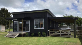 Black Beauty - Spacious Family Retreat for 12 with Spa